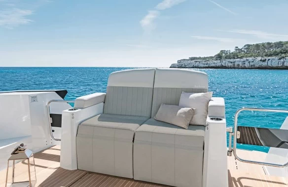 14米博纳多(Beneteau)GT46家用豪华运动游艇户外沙发