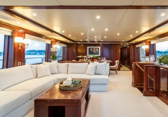 30米贝尼蒂(Benetti)Tradition100二手游艇舱内沙发区