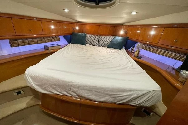 15米圣汐(Sunseeker)Camargue50二手游艇主人舱
