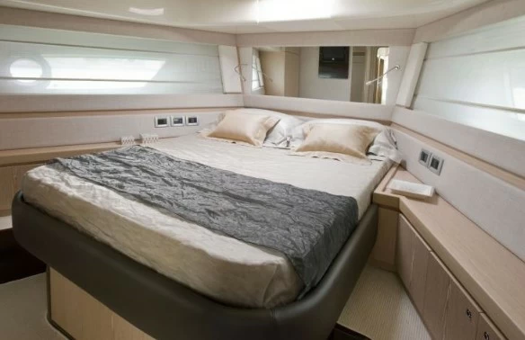17米法拉帝(Ferretti)570飞桥游艇价格主人舱