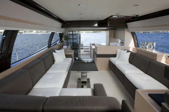 17米法拉帝(Ferretti)570飞桥游艇价格沙龙