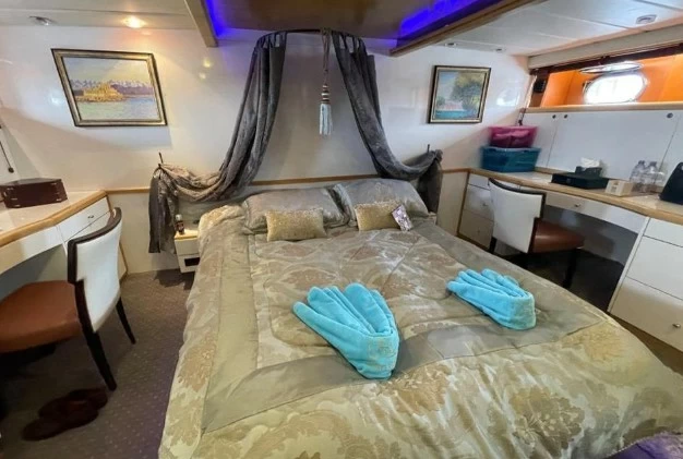 阿兹慕(Azimut)90Europa二手游艇主人舱