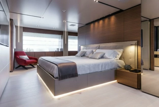 33米(108英尺)的定制法拉帝(CustomLine)Navetta33豪华游艇主人舱