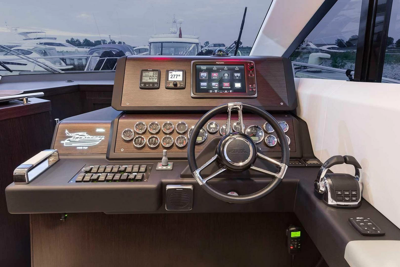 卡帝尔(Galeon)420飞桥游艇驾驶位