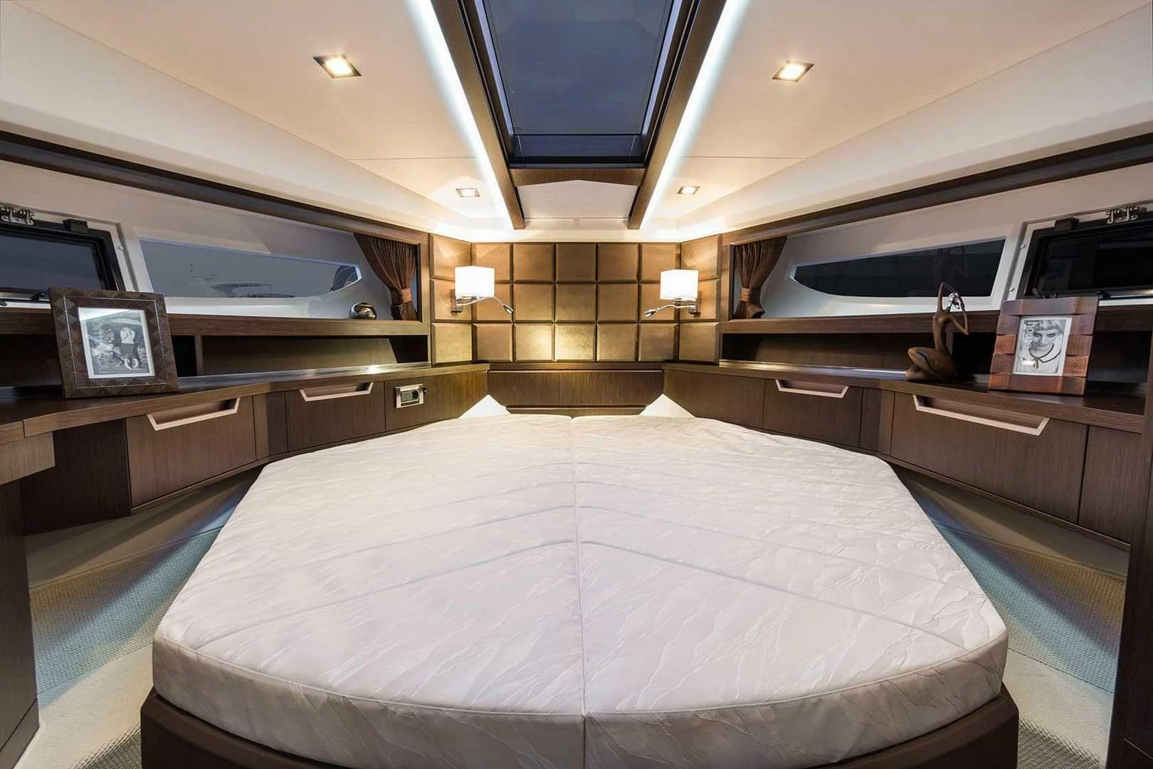 12米(41英尺)卡帝尔(Galeon)420飞桥游艇主人舱