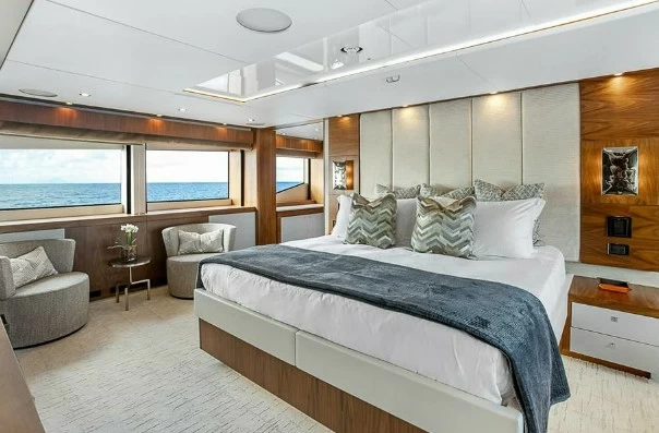 35米圣汐(Sunseeker )Predator115二手豪华游艇客舱区