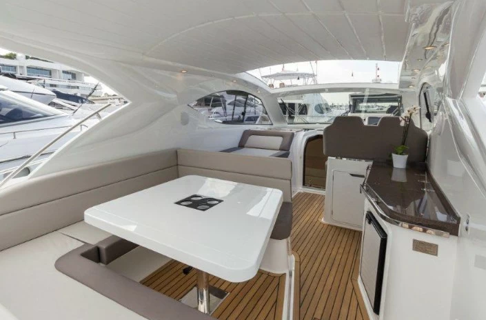 44尺卡帝尔(Galeon)405HTL私人游艇驾驶舱