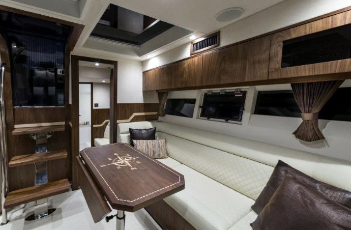44尺卡帝尔(Galeon)405HTL私人游艇沙龙区