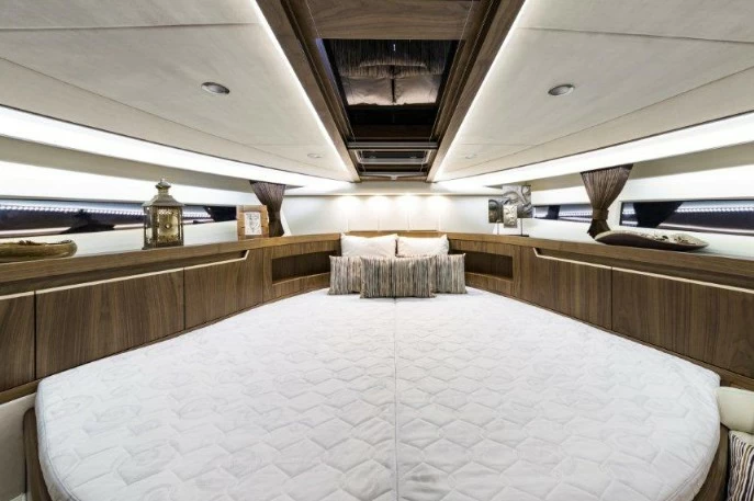 13米卡帝尔(Galeon)405HTL私人游艇客舱