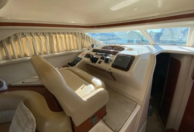 13米(40英尺)美国希瑞(SeaRay)435飞桥二手游艇驾驶位