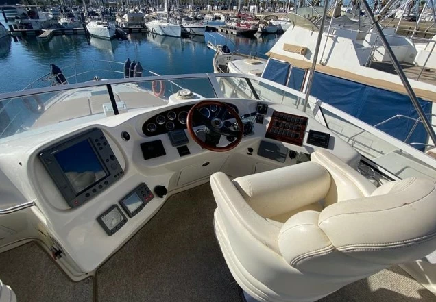 13米(40英尺)美国希瑞(SeaRay)435飞桥游艇二手价格13万英镑