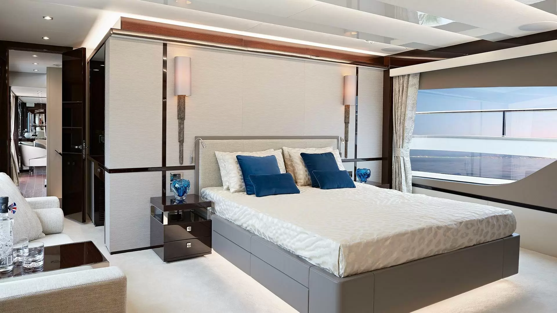 28米(84英尺)英国圣汐(Sunseeker)95Yacht豪华游艇主人舱