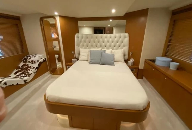 54尺法拉帝(Ferretti)592二手豪华飞桥游艇客舱