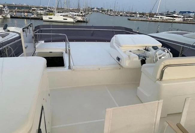 18米(54英尺)法拉帝(Ferretti)592二手豪华飞桥游艇价格