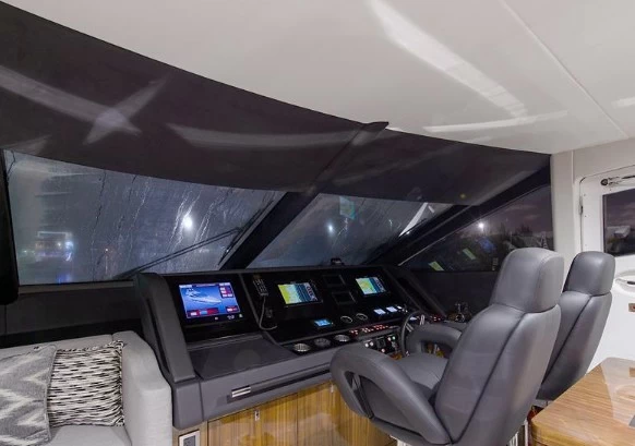 23米(69英尺)圣汐(Sunseeker)75Yacht豪华飞桥游艇驾驶位