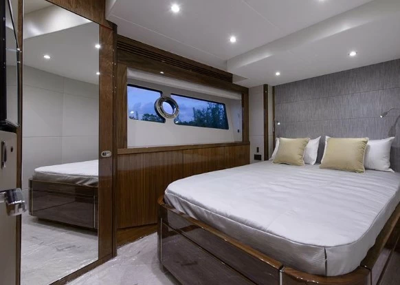 23米(69英尺)圣汐(Sunseeker)75Yacht豪华飞桥游艇主人舱