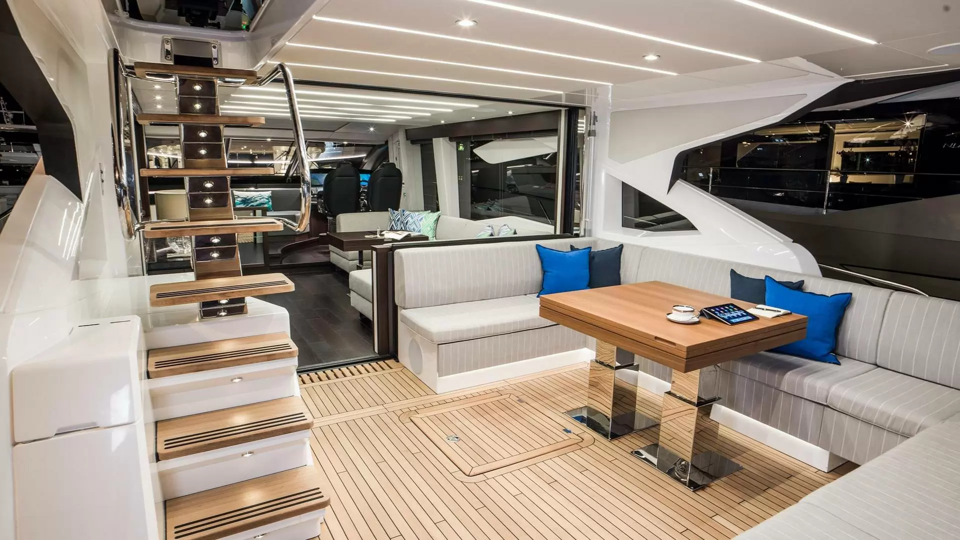 22米圣汐(Sunseeker)74豪华运动游艇休闲区