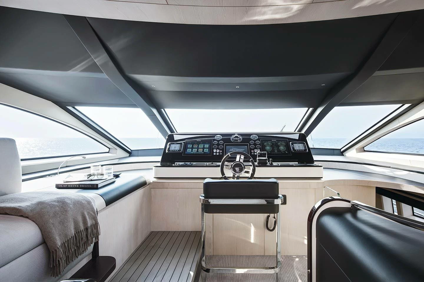 29米阿慕兹(Azimut)巨人30M豪华飞桥游艇价格8600万元