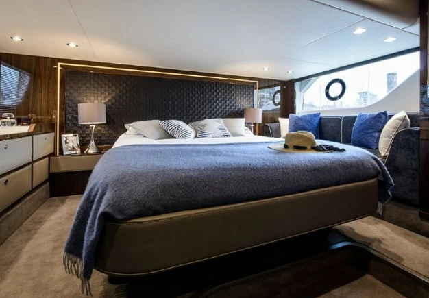 53英尺（15米）英国游艇菲尔兰（Fairline）Targa53游艇主人舱