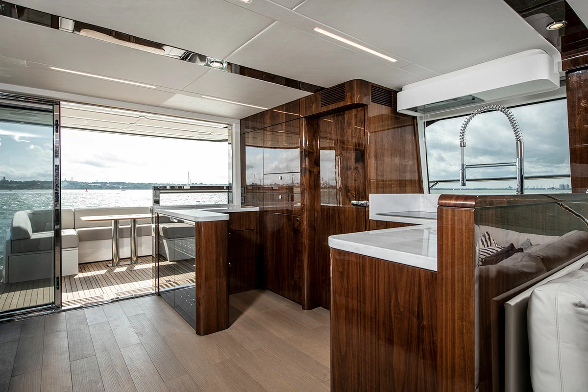 69英尺(21米)英国游艇品牌菲尔兰(Fairline)Squadron68豪华游艇休息区