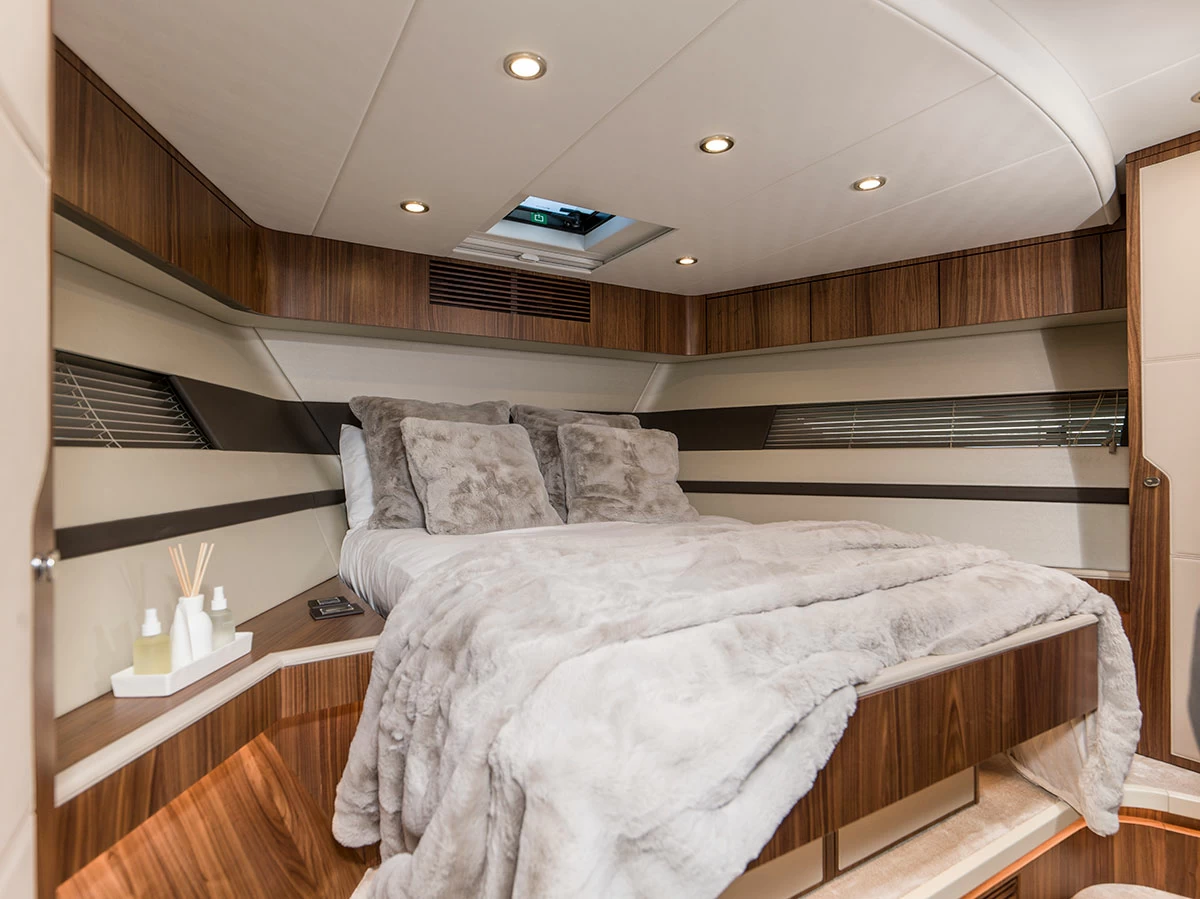 69英尺(21米)英国游艇品牌菲尔兰(Fairline)Squadron68豪华游艇主人舱