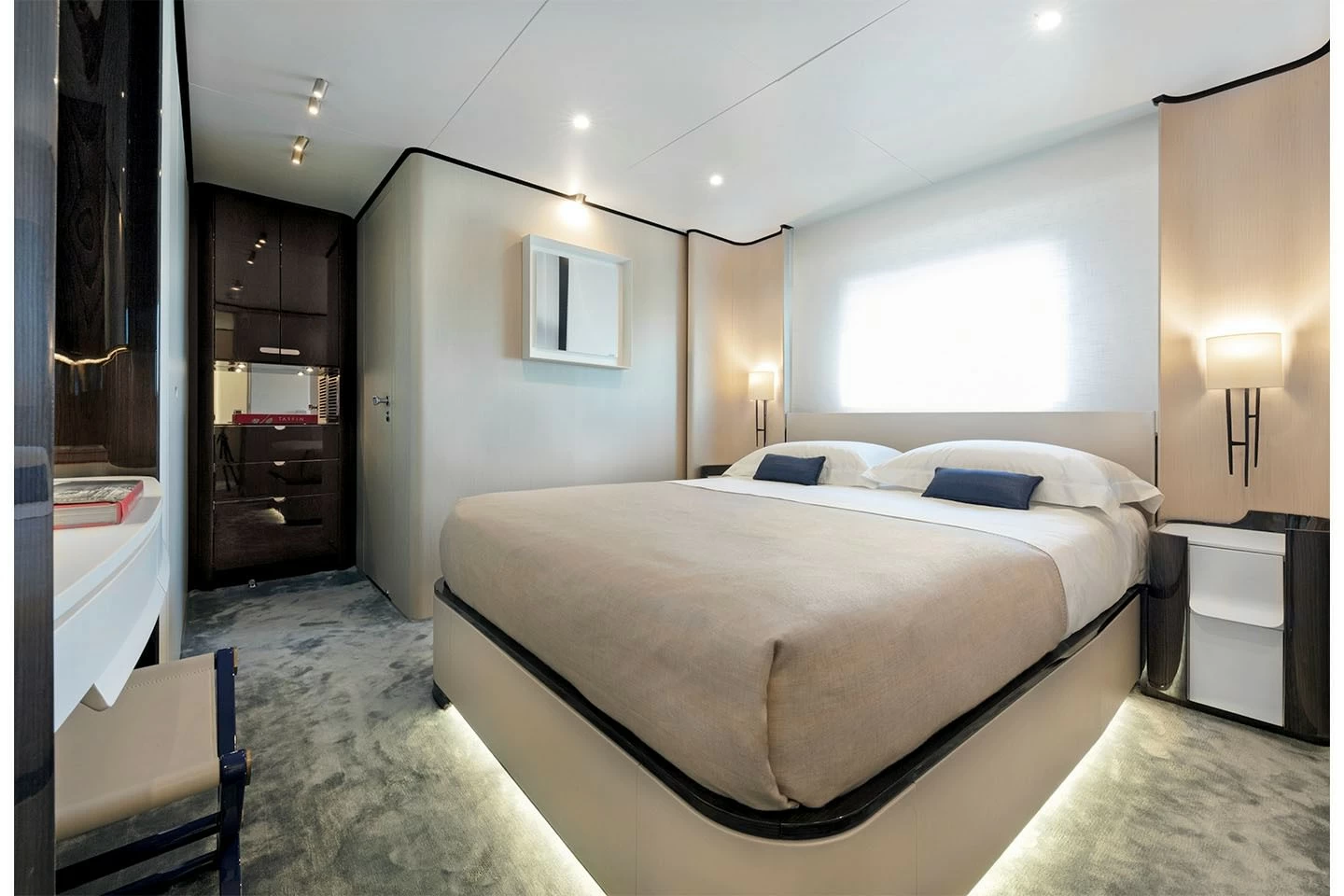 105英尺意大利阿兹慕(Azimut)巨人32M豪华游艇主人舱