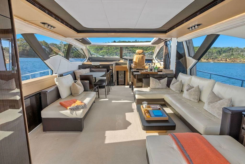 23米阿兹慕(Azimut)77运动游艇驾驶室