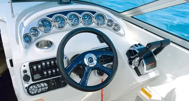 10米美国游艇科罗娜（Crownline）Cruiser325CR运动游艇驾驶位