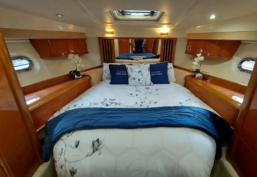 14米英国西莱(Sealine)S48二手豪华游艇价格17万英镑客舱