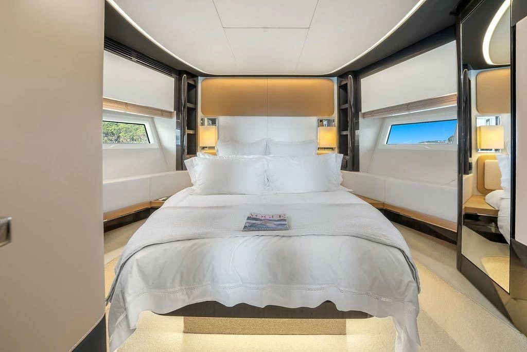 23米阿兹慕(Azimut)77运动游艇客舱