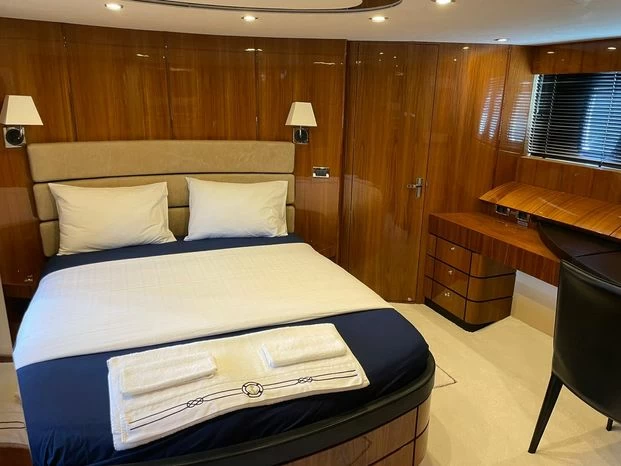 24米菲尔兰(Fairline)Squadron78飞桥游艇客舱