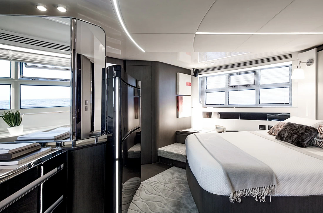 21米阿兹慕(Azimut)S7豪华运动游艇主人舱