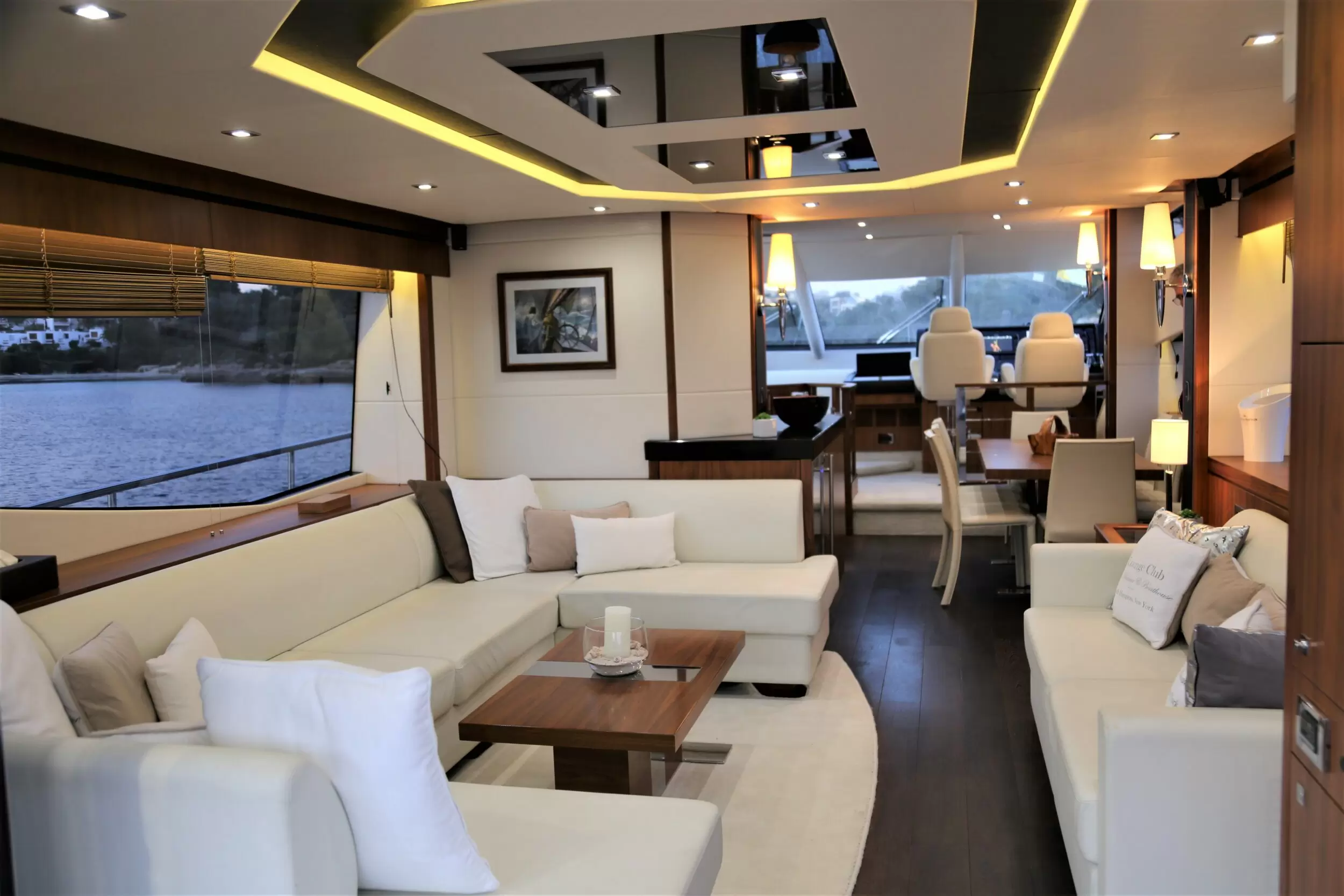 22米圣汐(Sunseeker)曼哈顿73飞桥游艇沙龙