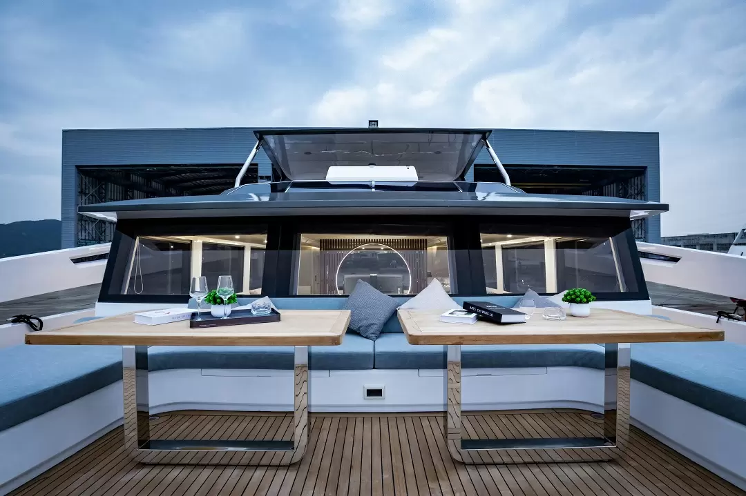 天行者Oceanwalker S60 Urban豪华双体游艇(城市版)前甲板