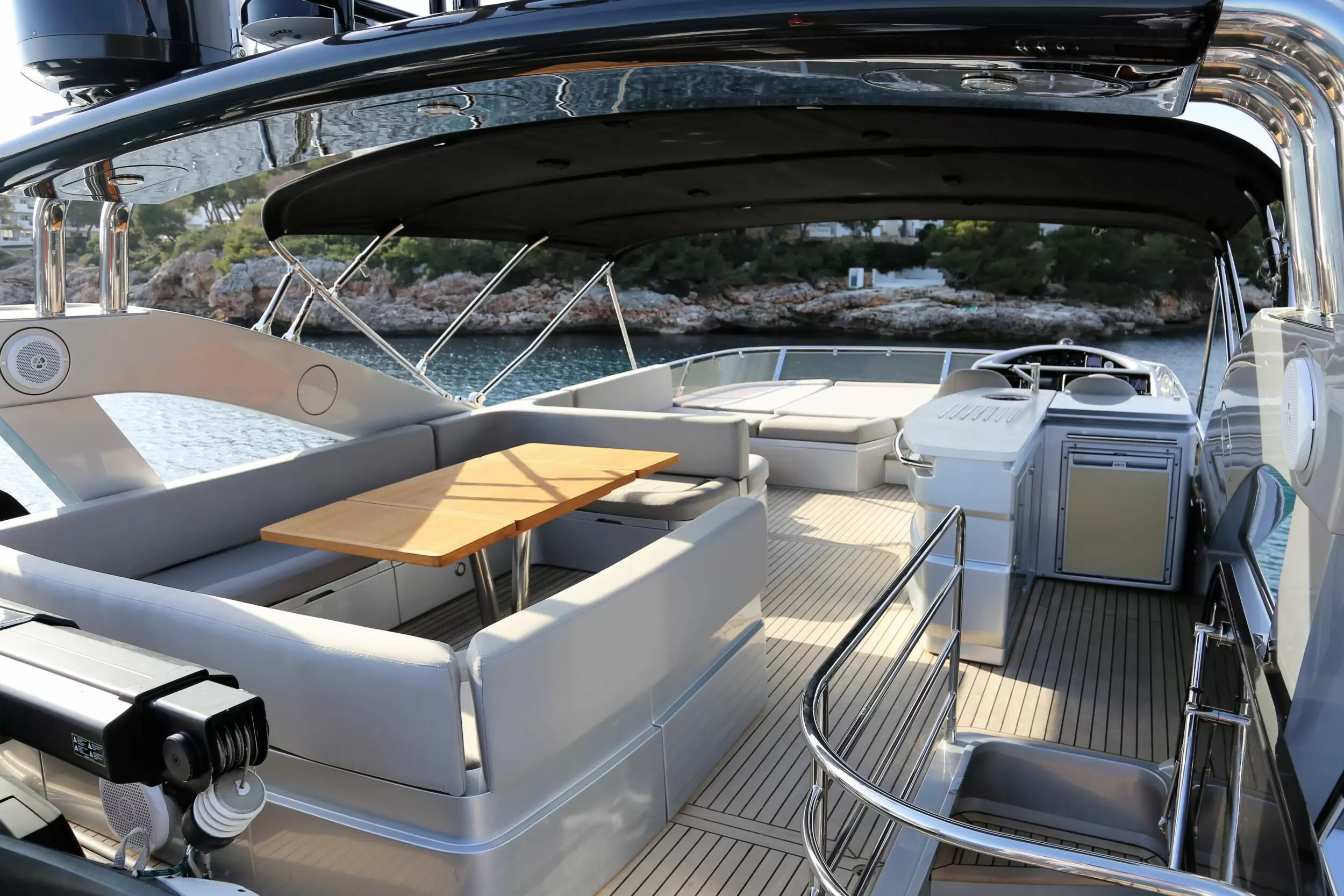 22米圣汐(Sunseeker)曼哈顿73豪华游艇飞桥区