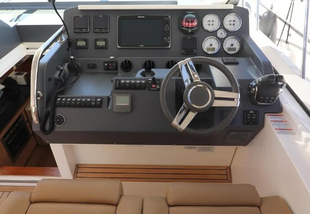 13米西莱(Sealine)SC42二手运动游艇价格27万英镑