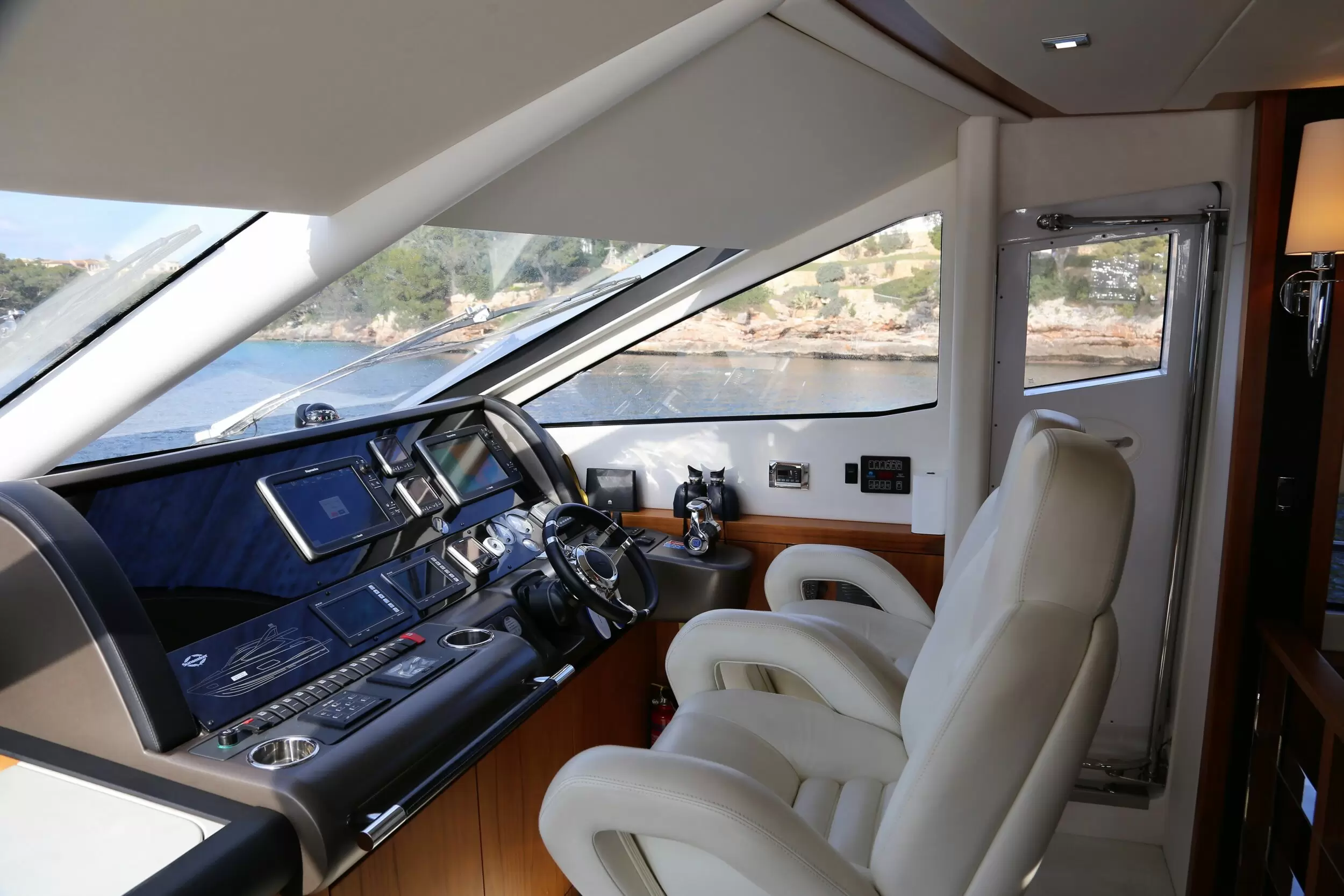 22米圣汐(Sunseeker)曼哈顿73飞桥游艇中控
