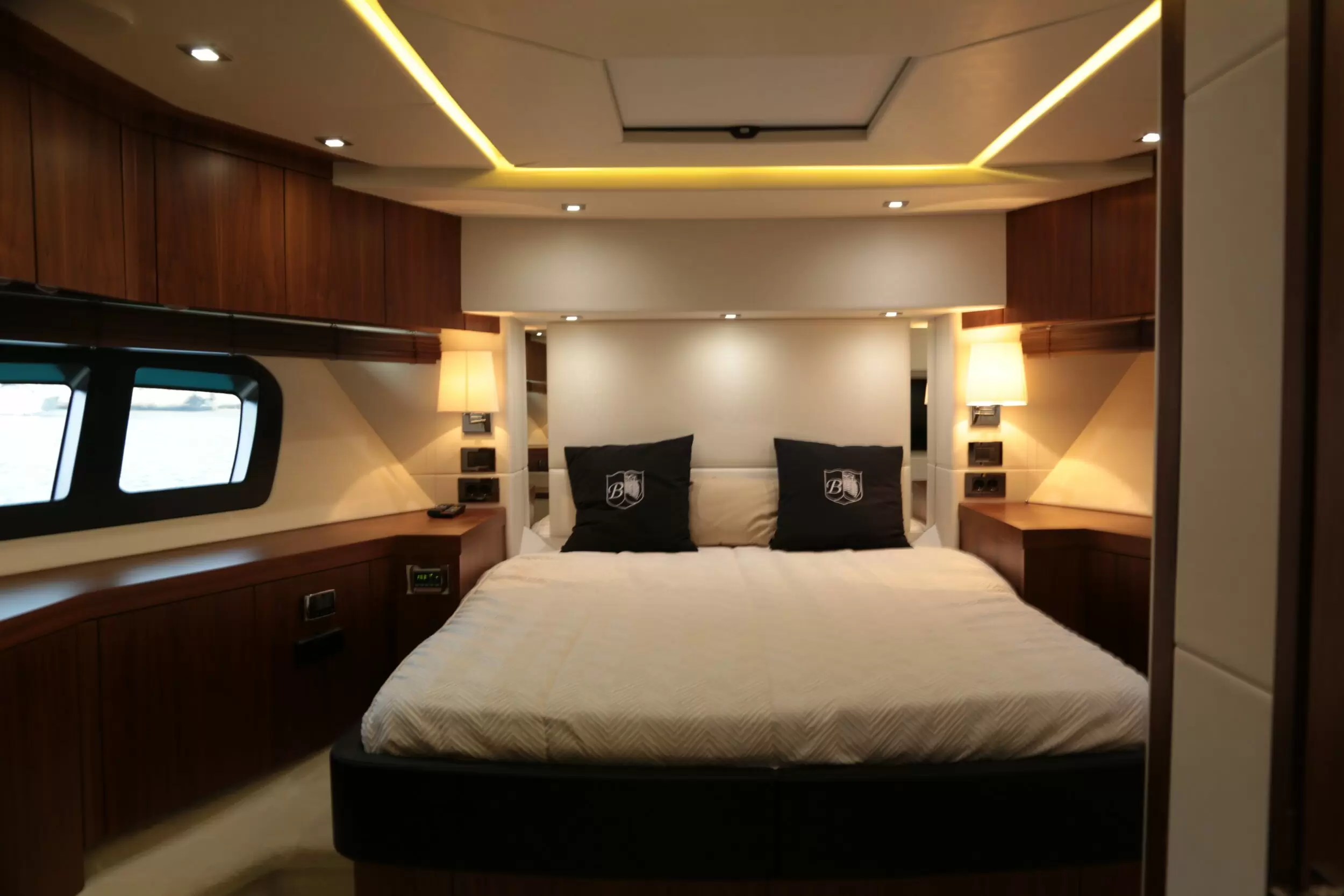 22米圣汐(Sunseeker)曼哈顿73飞桥游艇主人舱
