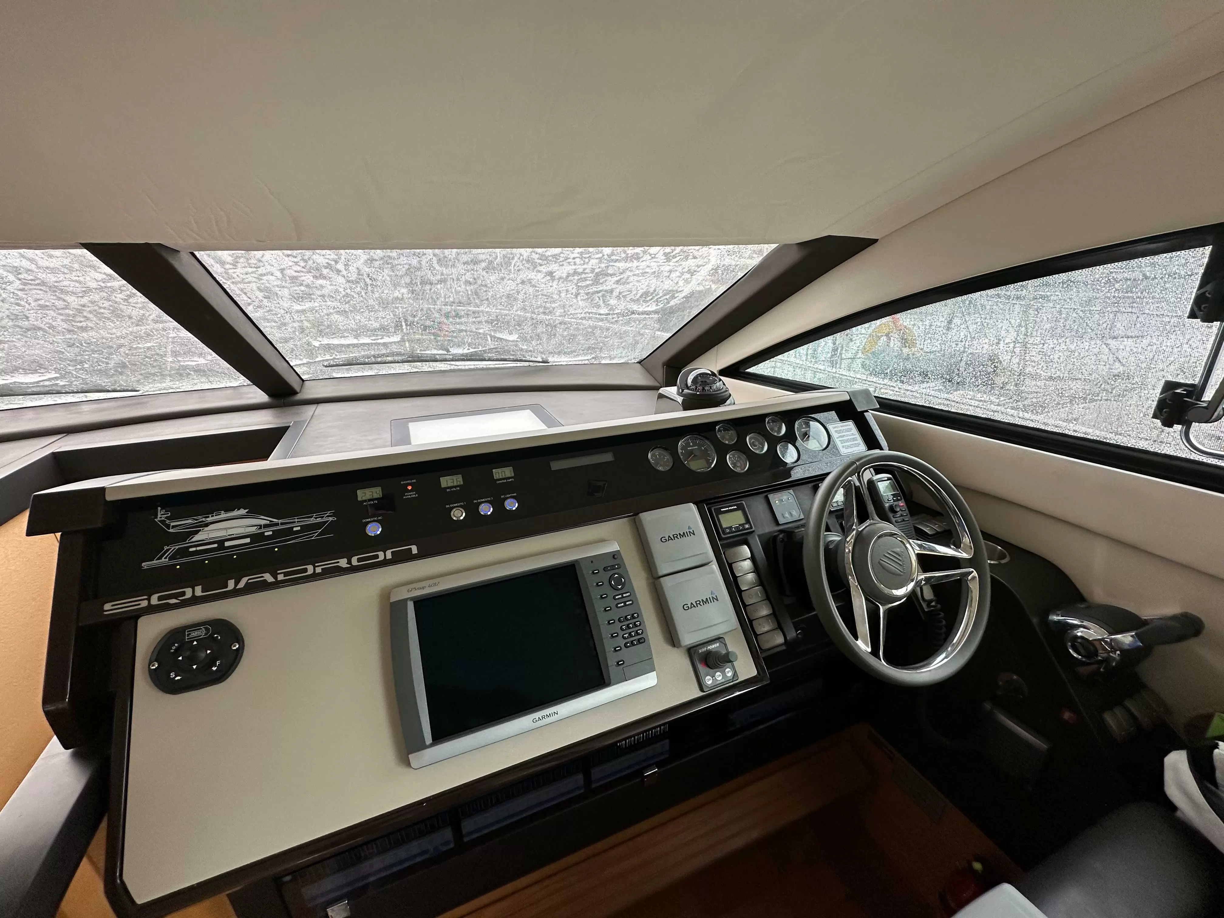 13米英国游艇品牌菲尔兰（Fairline）Squadron42飞桥游艇价格700万元