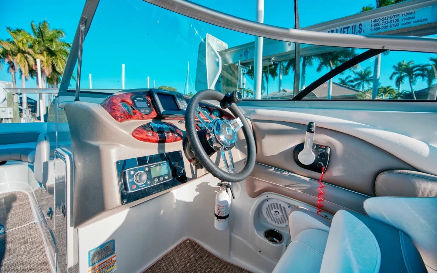 8米科罗娜（Crownline）E6私人快艇基础价格100万元