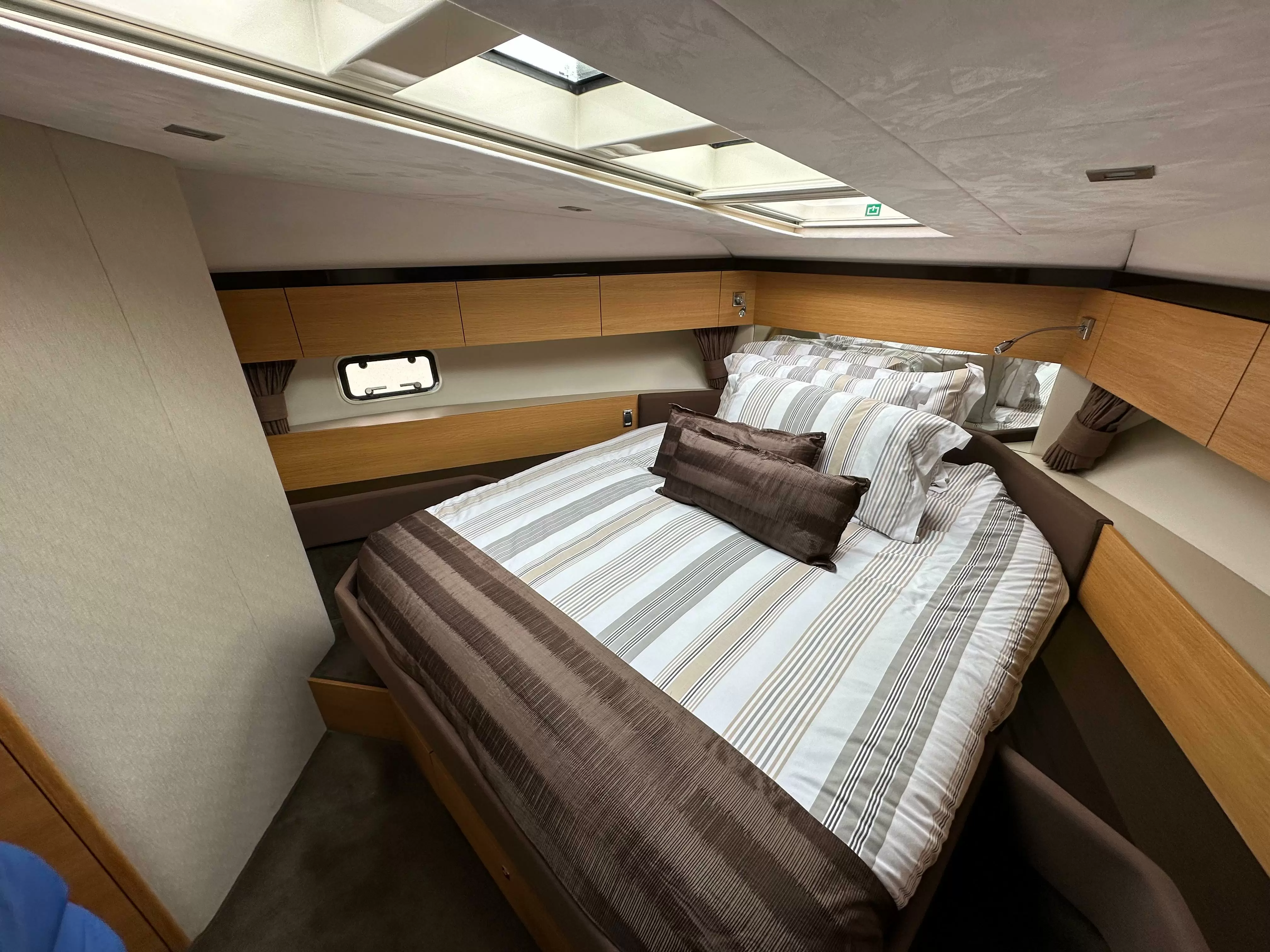 13米英国菲尔兰（Fairline）Squadron42飞桥游艇主人舱