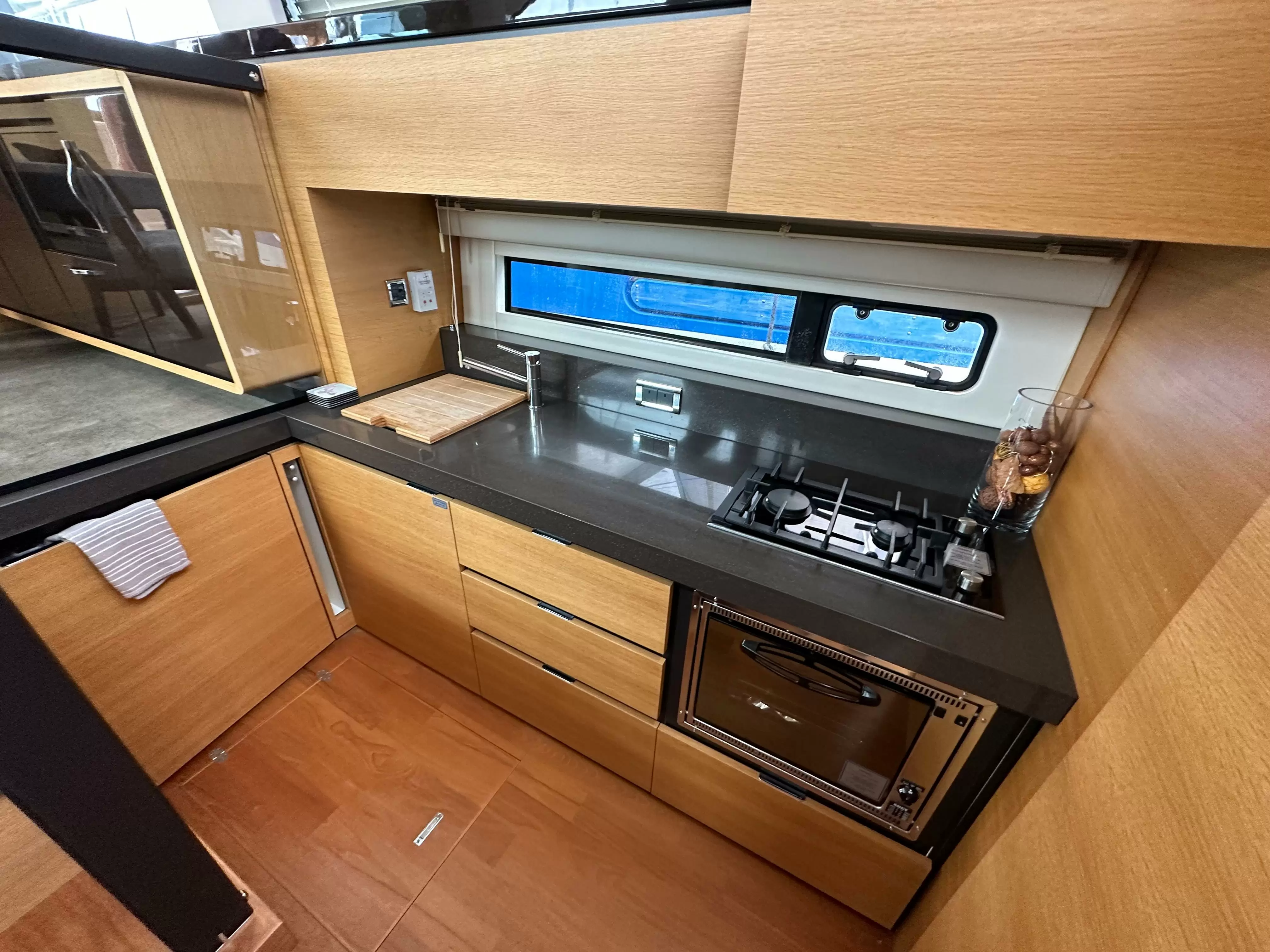 13米英国菲尔兰（Fairline）Squadron42飞桥游艇厨房