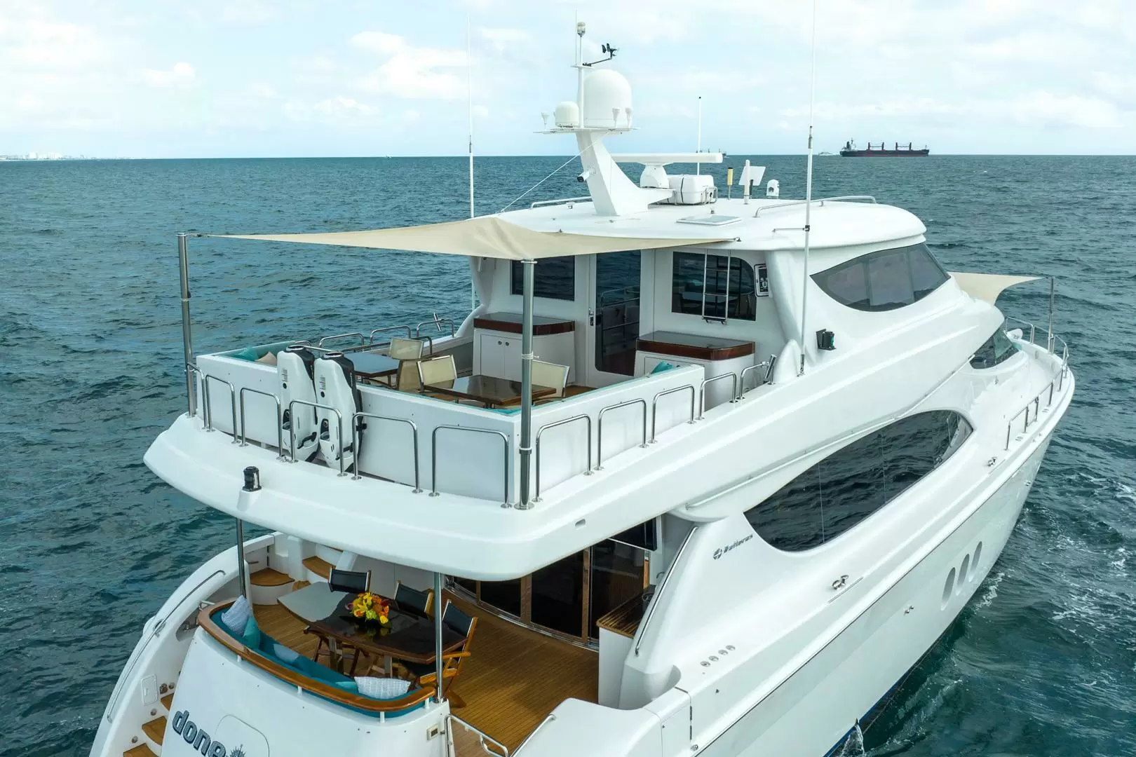 24米美国哈特雷斯(Hatteras)80MY飞桥游艇价格5500万元之间