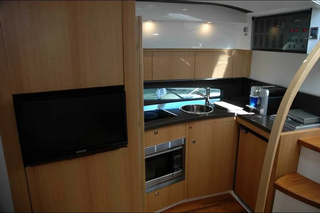 12米菲尔兰（Fairline）Targa38豪华游艇厨房区