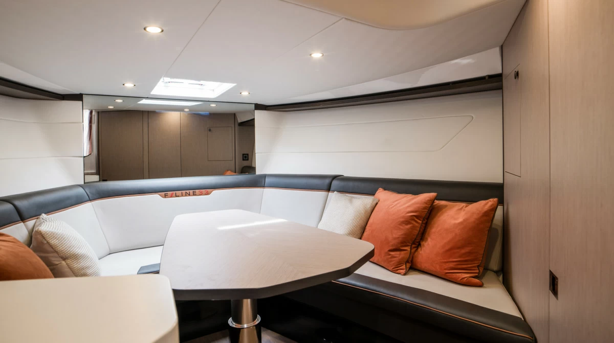 10米菲尔兰(Fairline)F·LINE33运动游艇沙龙