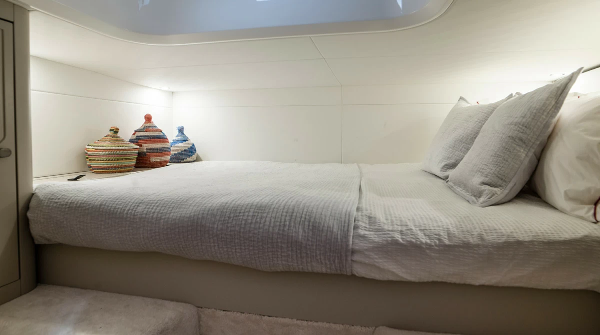 10米菲尔兰(Fairline)F·LINE33运动游艇客舱