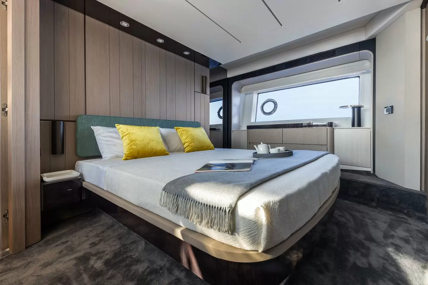22米阿兹慕(Azimut)72飞桥游艇主人舱