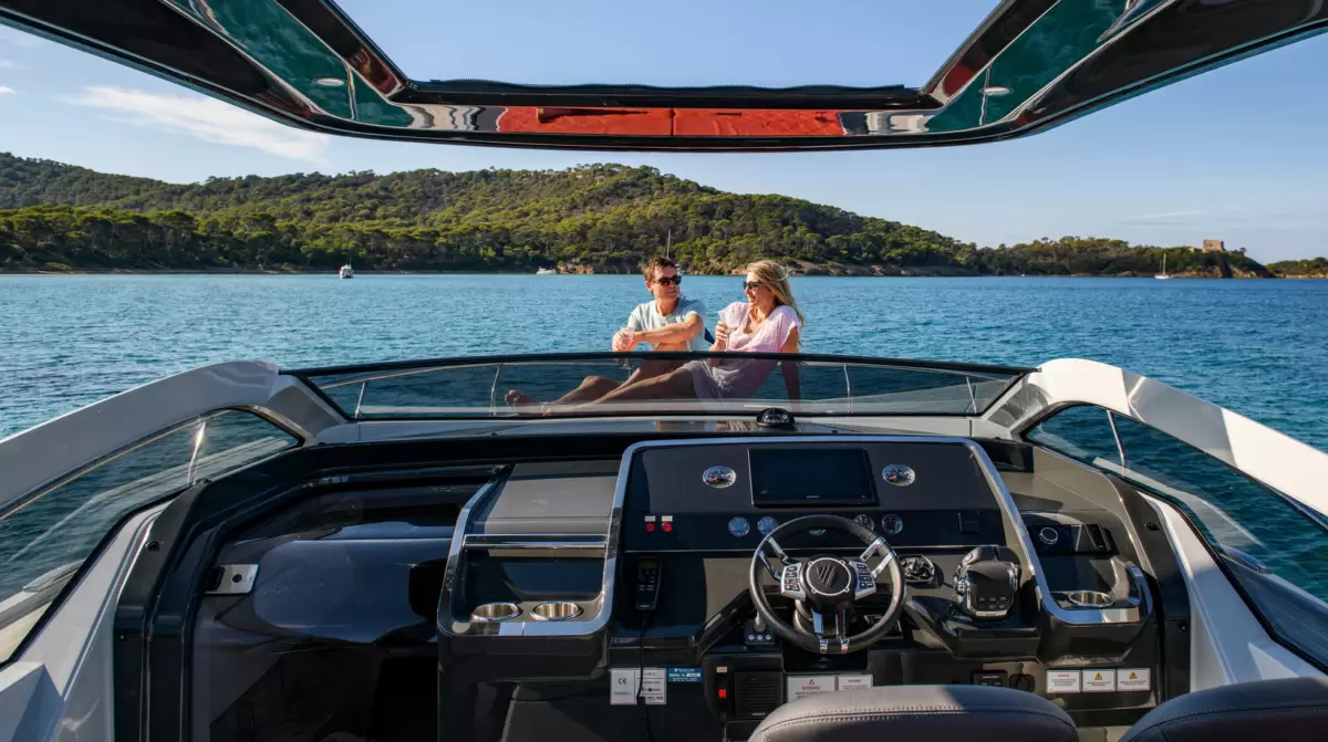 10米菲尔兰(Fairline)F·LINE33运动游艇驾驶区