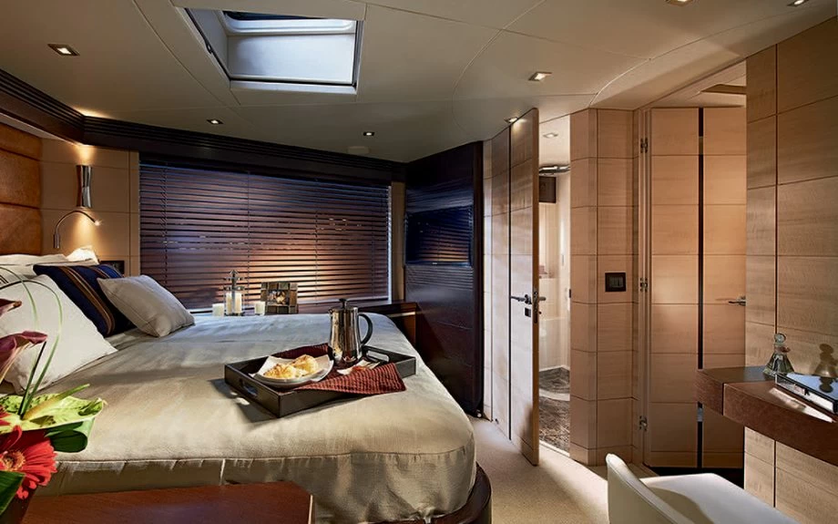 25米圣汐(Sunseeker)Predator80豪华运动游艇客舱