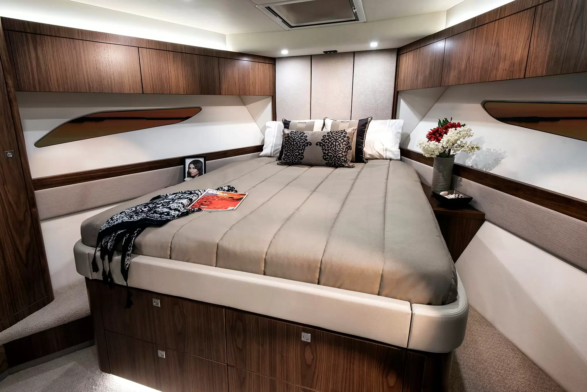 圣汐(Sunseeker)Predator64运动游艇主人舱